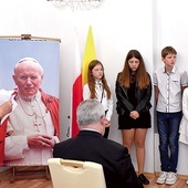 ▲	Dzieci ze świetlicy terapeutyczno-środowiskowej przygotowały program artystyczny poświęcony św. Janowi Pawłowi II. 