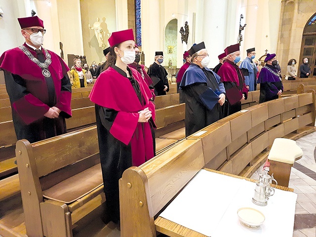 Przedstawiciele śląskich uczelni w katedrze.