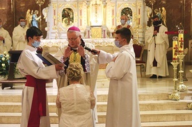 Modlitwa do Ducha Świętego. Na zdjęciu Jadwiga Sieczka ze św. Marii Magdaleny w Tychach. 