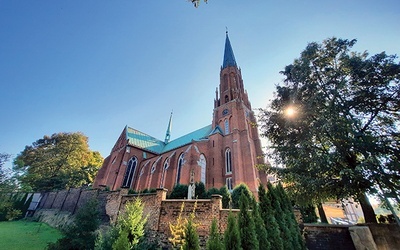 Kościół NSPJ został wzniesiony w stylu neogotyckim.