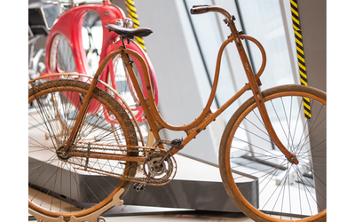 Rower damski "Bentwood", pochodzący z 1897 roku, jest zrobiony z giętego drzewa orzechowego.