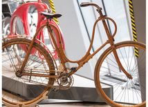 Rower damski "Bentwood", pochodzący z 1897 roku, jest zrobiony z giętego drzewa orzechowego.
