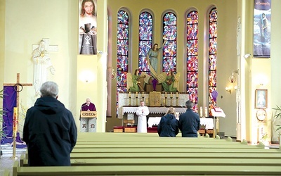 Utrzymuje się tendencja spadkowa co do frekwencji osób biorących udział w liturgii w niedziele.