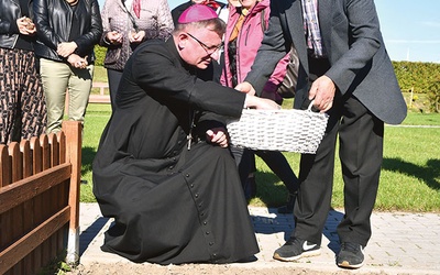 Bp Krzysztof Zadarko wraz z innymi gośćmi sadził żonkile,  które wiosną trafią  do darczyńców.