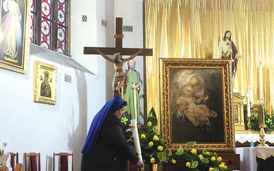 Siostra Ludmiła w świątyni posługuje jako zakrystianka,  a w domu zakonnym realizuje swoje zdolności kucharskie.