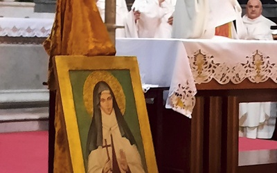 Błogosławieństwo relikwiami św. s. Faustyny. W pierwszy wtorek miesiąca na ołtarzu pojawiła się również ikona Małej Arabki.