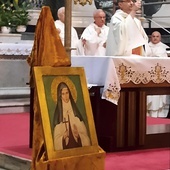 Błogosławieństwo relikwiami św. s. Faustyny. W pierwszy wtorek miesiąca na ołtarzu pojawiła się również ikona Małej Arabki.