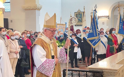 Metropolita katowicki sprawował Mszę św. w ornacie, którego prawdopodobnie używał także ks. Jan Macha.