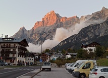 Potężny obryw skalny we włoskich Dolomitach - wierzchołek góry runął w stronę zamieszkałej doliny