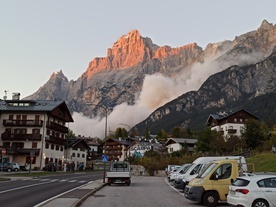 Potężny obryw skalny we włoskich Dolomitach - wierzchołek góry runął w stronę zamieszkałej doliny