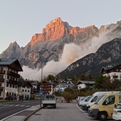 Potężny obryw skalny we włoskich Dolomitach - wierzchołek góry runął w stronę zamieszkałej doliny