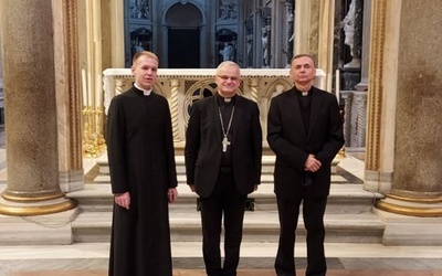Biskupi ze Świdnicy z ks. Arkadiuszem Harbarem studiującym prawo kanoniczne.
