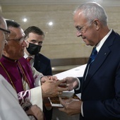 Medal wręczali ks. prał. Jerzy Karbownik, kustosz skarżyskiego sanktuarium (drugi z lewej), oraz ks. Jacek Kucharski (z lewej), członek kanonickej kapituły ostrobramskiej.