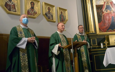 Eucharystię celebrowali (od lewej) bp Artur Ważny i bp Marek Solarczyk. Z prawej ks. Mariusz Wilk, diecezjalny duszpasterz młodzieży.