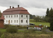 Ksiądz z Pomocnego najprawdopodobniej zginął, spadając z dachu