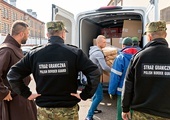 Około 1000 pakietów pomocowych dla osób, które mogą potrzebować wsparcia po przekroczeniu granicy przekazała Caritas Polska funkcjonariuszom Straży Granicznej oraz proboszczom przygranicznych parafii.