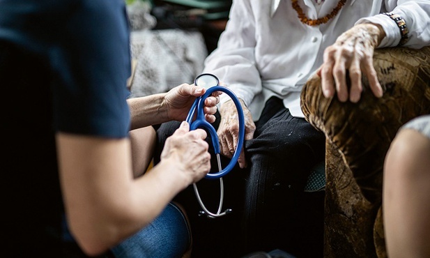 Pracownicy hospicjum mają specjalizacje, ale na co dzień muszą być jednocześnie lekarzami, psychologami i opiekunami.