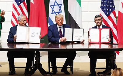 Benjamin Netanjahu, Donald Trump  i Sheikh Abdullah bin Zayed bin Sultan Al Nahyan podpisali tzw. porozumienie abrahamowe.