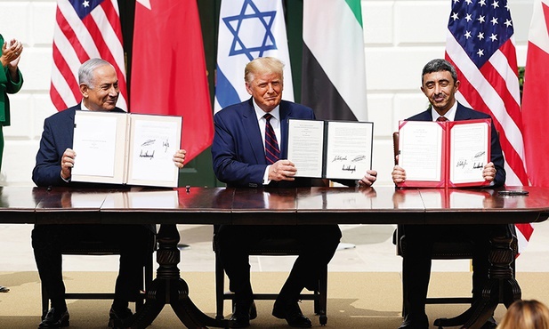 Benjamin Netanjahu, Donald Trump  i Sheikh Abdullah bin Zayed bin Sultan Al Nahyan podpisali tzw. porozumienie abrahamowe.