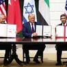 Benjamin Netanjahu, Donald Trump  i Sheikh Abdullah bin Zayed bin Sultan Al Nahyan podpisali tzw. porozumienie abrahamowe.