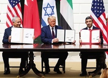 Benjamin Netanjahu, Donald Trump  i Sheikh Abdullah bin Zayed bin Sultan Al Nahyan podpisali tzw. porozumienie abrahamowe.