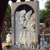 Pomnik przy grobie dzieci nienarodzonych na cmentarzu komunalnym w bielskiej Kamienicy.