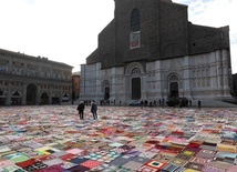 Główny plac Bolonii pokrył się kolorowym patchworkiem z tysiąca utkanych przez uczestniczki happeningu "kocyków".