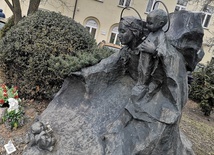 Pomnik Maryi Matki Życia znajduje się na placu przed wejściem do radomskiej kurii.