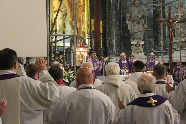 Legnica. Pożegnanie o. Szymona Chapińskiego OFMConv