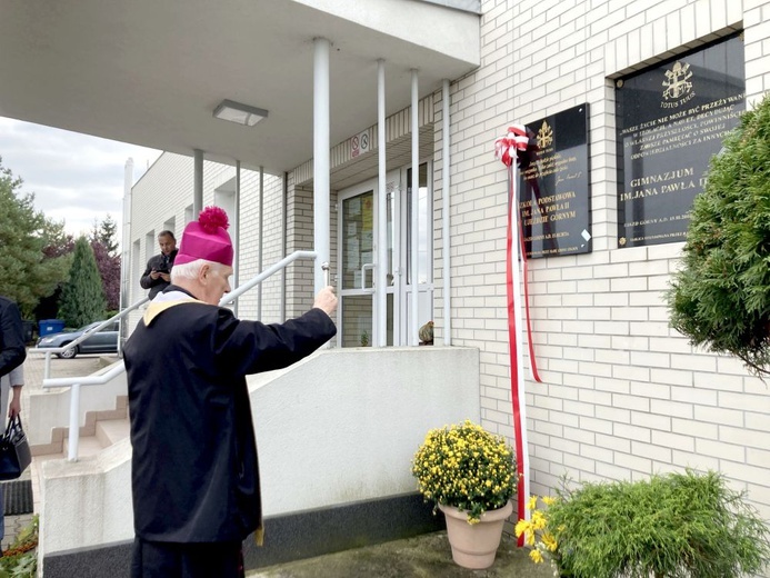 Ujazd Górny. Poświęcenie sztandaru szkoły św. Jana Pawła II