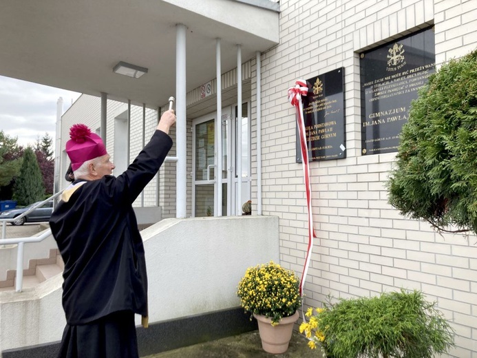 Ujazd Górny. Poświęcenie sztandaru szkoły św. Jana Pawła II