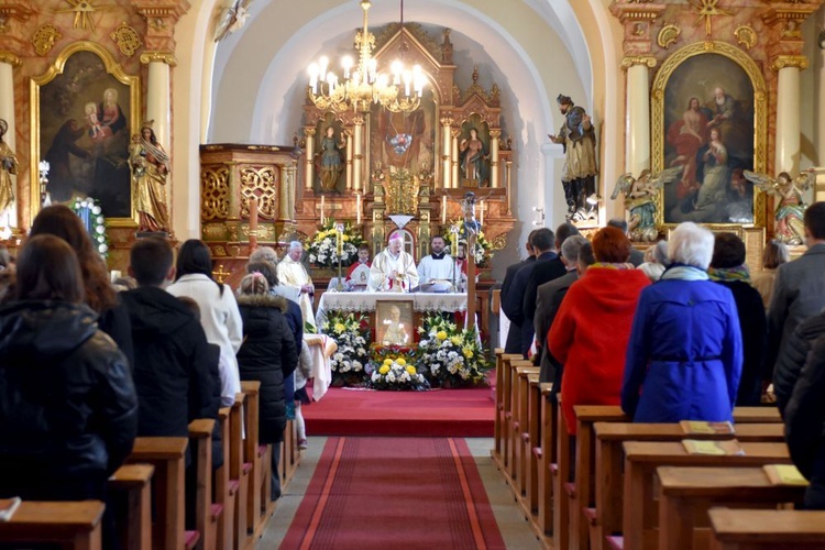 Ujazd Górny. Poświęcenie sztandaru szkoły św. Jana Pawła II