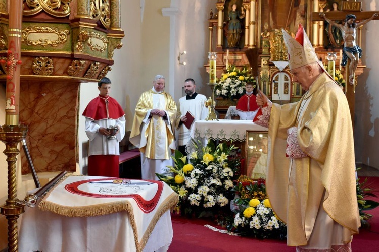 Ujazd Górny. Poświęcenie sztandaru szkoły św. Jana Pawła II