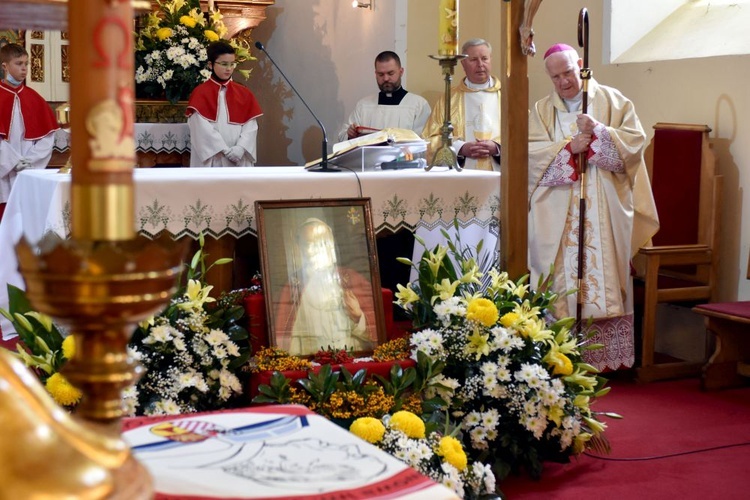 Ujazd Górny. Poświęcenie sztandaru szkoły św. Jana Pawła II