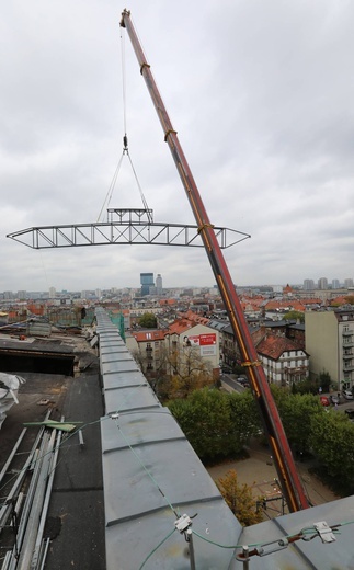 Montaż metalowego wiązara na dachu katedry Chrystusa Króla.