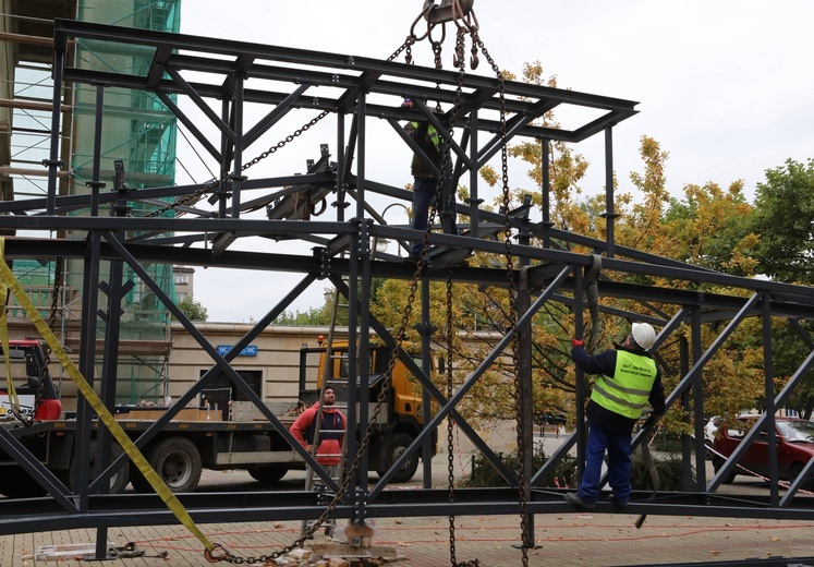 Montaż metalowego wiązara na dachu katedry Chrystusa Króla.