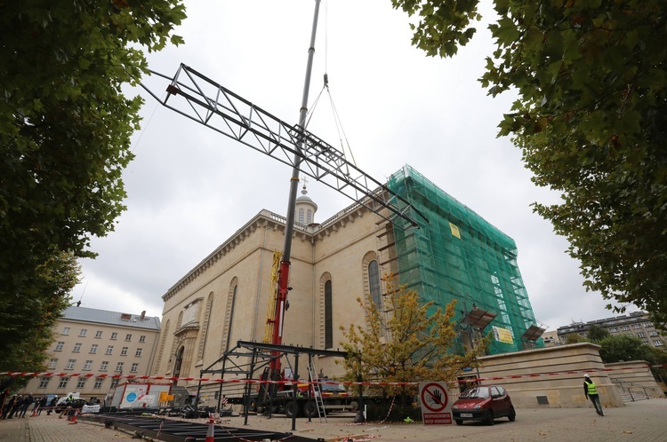 Montaż metalowego wiązara na dachu katedry Chrystusa Króla.