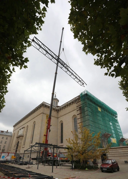 Montaż metalowego wiązara na dachu katedry Chrystusa Króla.