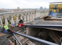 Montaż metalowego wiązara na dachu katedry Chrystusa Króla.