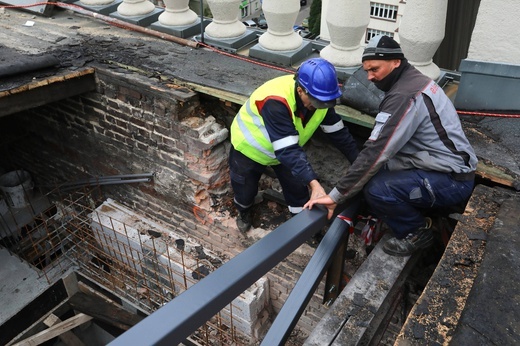 Montaż metalowego wiązara na dachu katedry Chrystusa Króla.