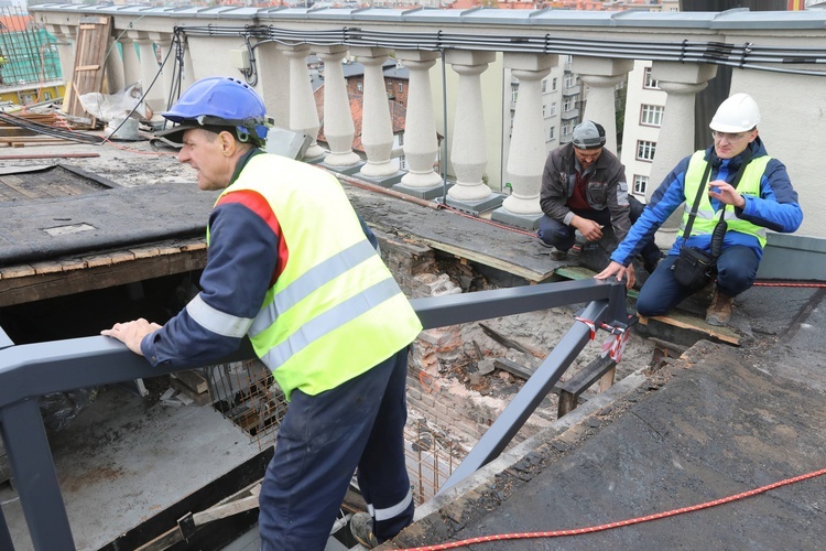 Montaż metalowego wiązara na dachu katedry Chrystusa Króla.