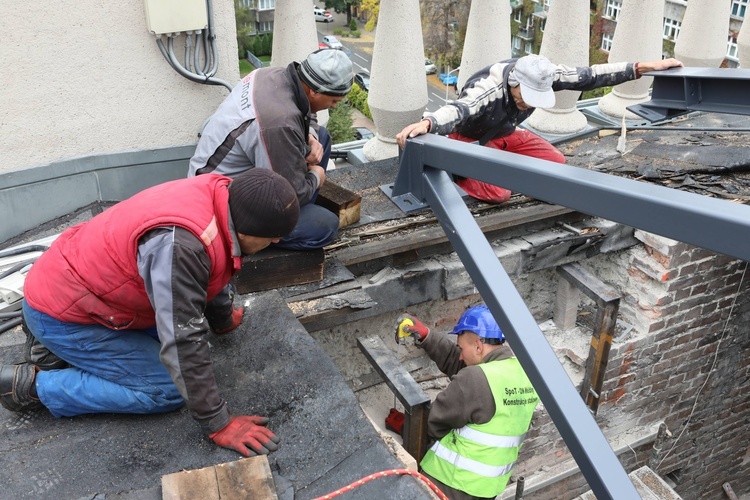 Montaż metalowego wiązara na dachu katedry Chrystusa Króla.