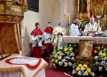 Msza św., w czasie której bp Ignacy Dec poświęcił sztandar szkoły w Ujeździe Górnym.