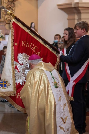 Poświęcenie sztandaru szkoły im. Jana Pawła II w Starych Bogaczowicach