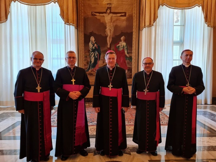 Biskupi z całej metropolii wrocławskiej razem w jednej z watykańskich sal.