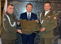 Od lewej stoją: płk Leszek Iwaniec, Paweł Dycht i ks. mjr Łukasz Hubacz.