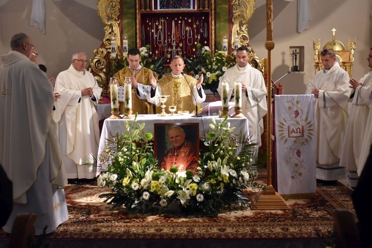 Bojanice. Abp Mokrzycki dał im relikwie św. Jana Pawła II