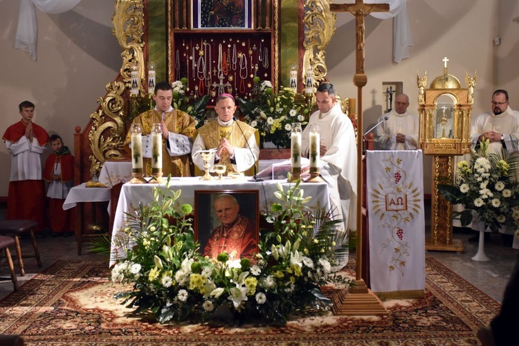 Bojanice. Abp Mokrzycki dał im relikwie św. Jana Pawła II