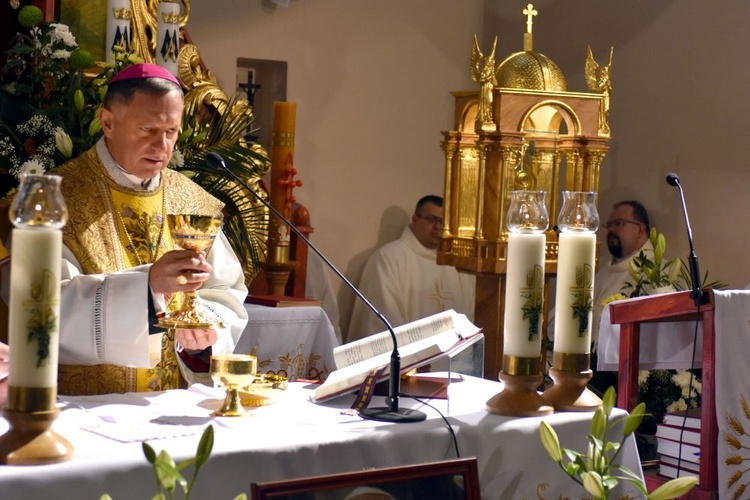 Bojanice. Abp Mokrzycki dał im relikwie św. Jana Pawła II