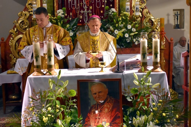 Bojanice. Abp Mokrzycki dał im relikwie św. Jana Pawła II